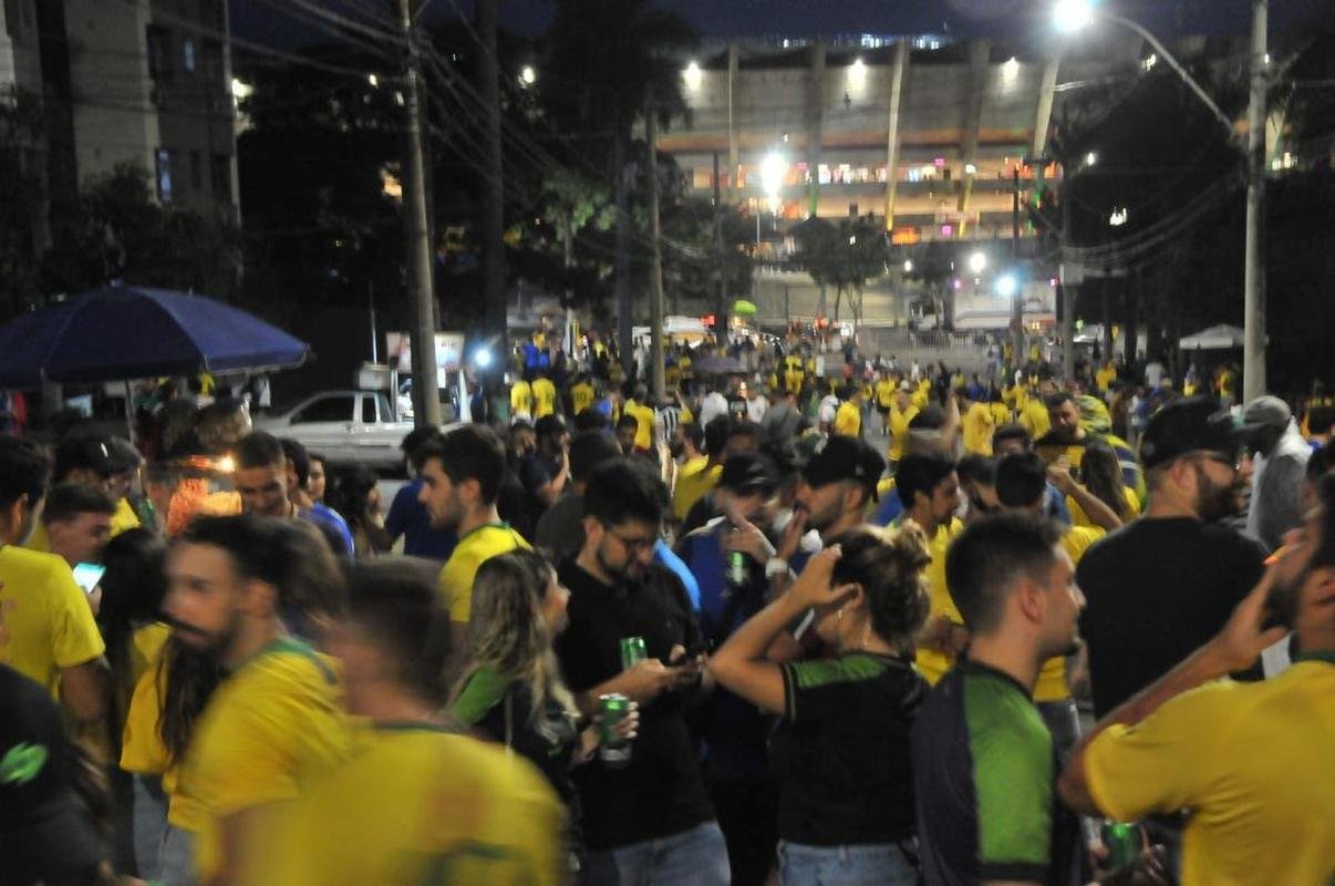 Torcedores no entorno do Mineiro, em BH, antes do jogo entre Brasil e Paraguai pelas Eliminatrias da Copa do Mundo do Catar