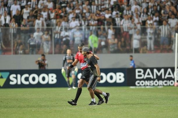 Veja fotos do jogo Atltico x URT