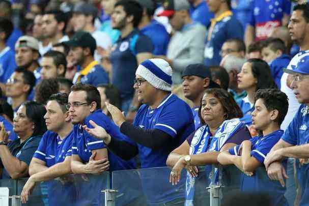 Imagens da torcida do Cruzeiro no jogo contra o Atltico-PR