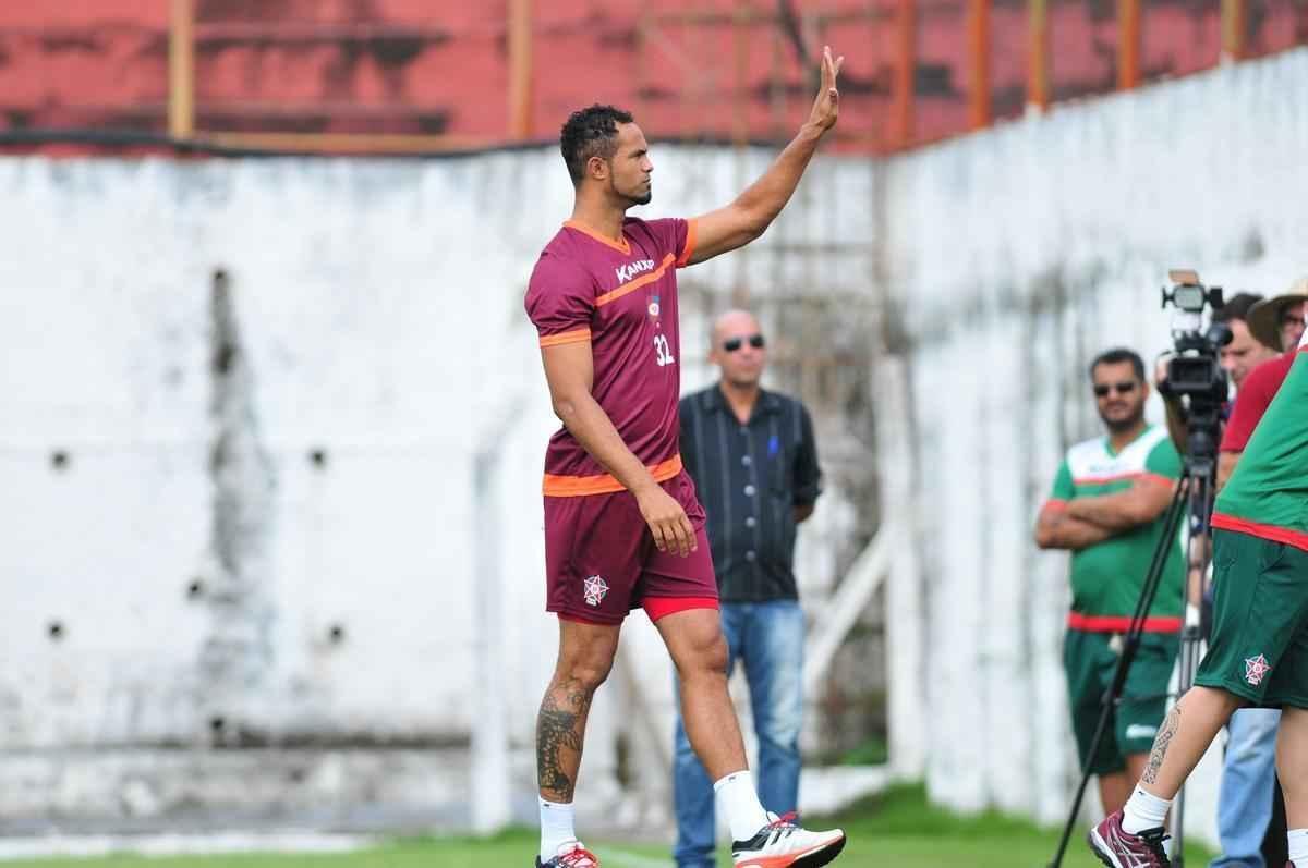 Bruno fez exerccios pela manh no CT do Boa Esporte acompanhado por um preparador fsico e foi aplaudido por curiosos que acompanharam a atividade