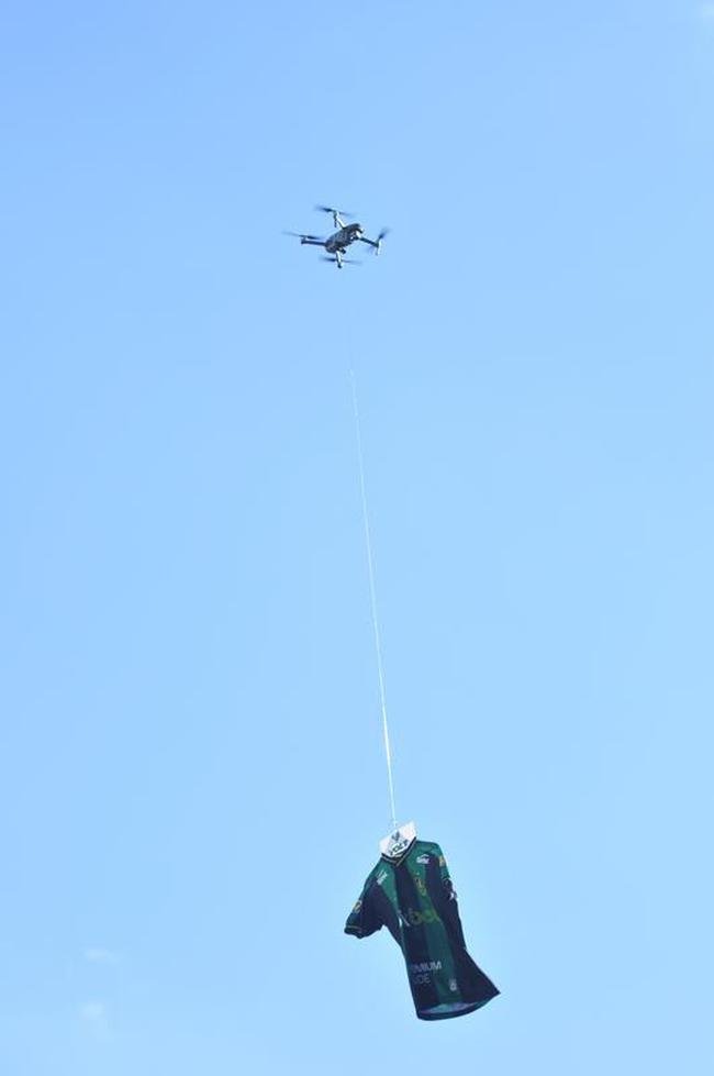 Mauro Zrate, atacante argentino de 34 anos, foi apresentado oficialmente pelo Amrica na tarde desta sexta-feira (3), no Estdio Independncia, em Belo Horizonte. Experiente, o atleta tem passagens por clubes como Fiorentina, Lazio e Inter de Milo, da Itlia, e tambm por Vlez Sarsfield e Boca Juniors, da Argentina.