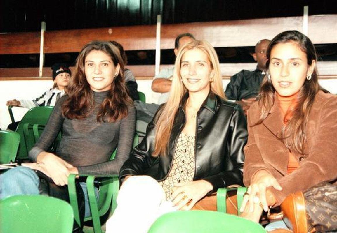 Esposas de Velloso, Gallo e Valdir assistem a um jogo do Atltico