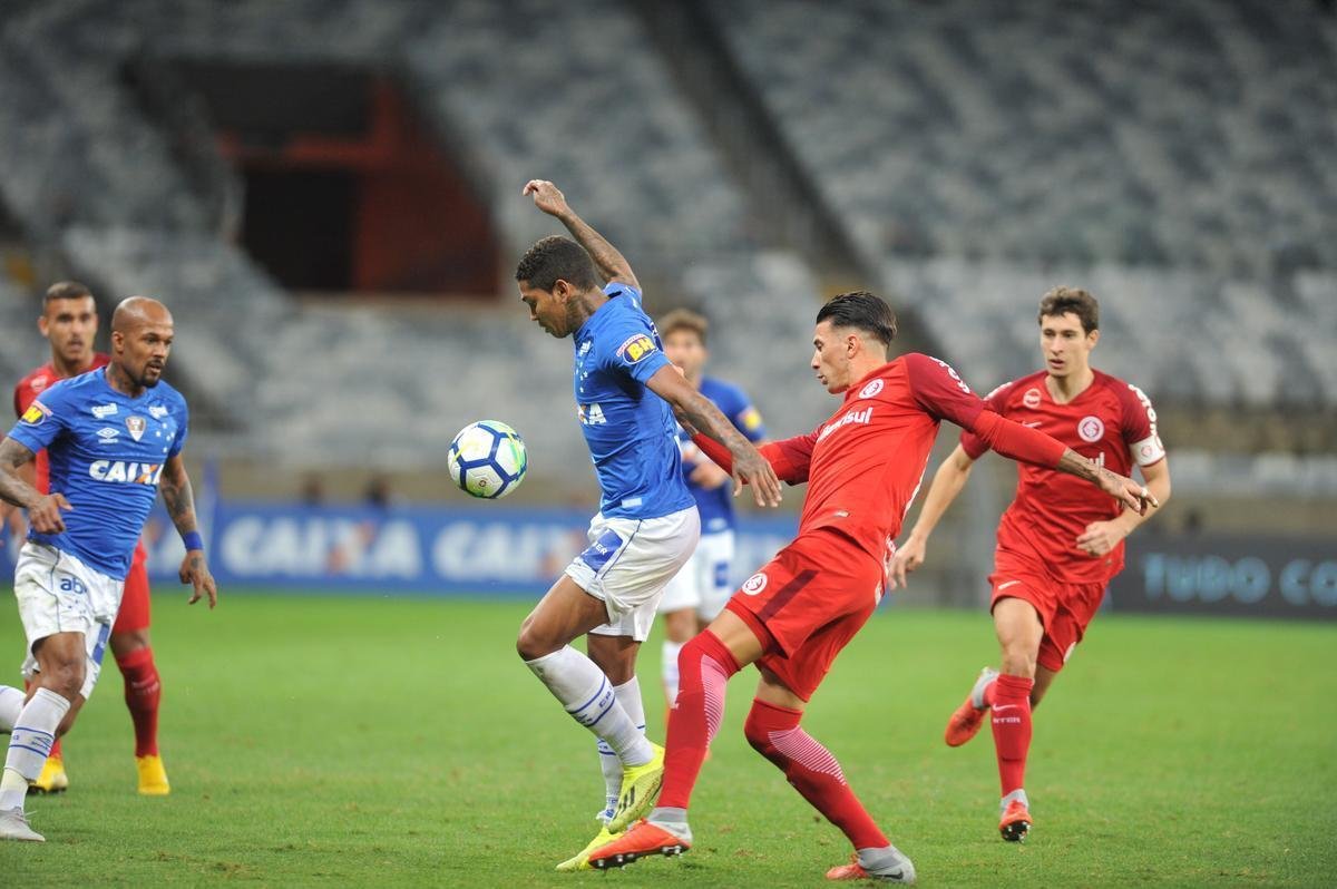 Imagens do duelo entre Cruzeiro e Internacional, no Mineiro, pela 22 rodada do Brasileiro 