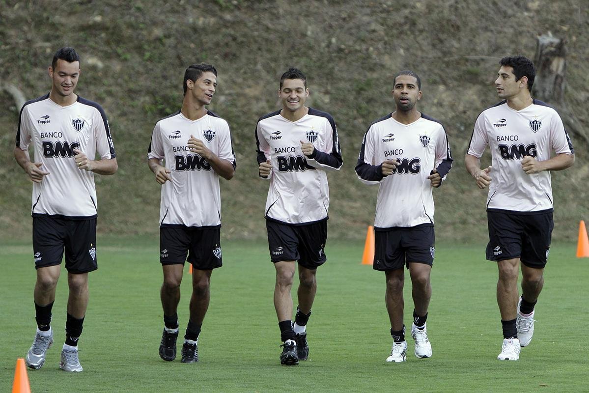 3 - Antes mesmo de estrear, Rver viveu um dos momentos de maior ansiedade na passagem pelo Atltico. Foi necessria uma espera de exatamente um ms entre o anncio da contratao por Alexandre Kalil e o primeiro jogo com a camisa alvinegra.