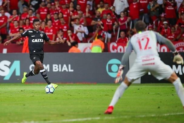 Galo derrotou Internacional no Beira-Rio com gols de Cazares e Terans; D'Alessandro descontou de pênalti
