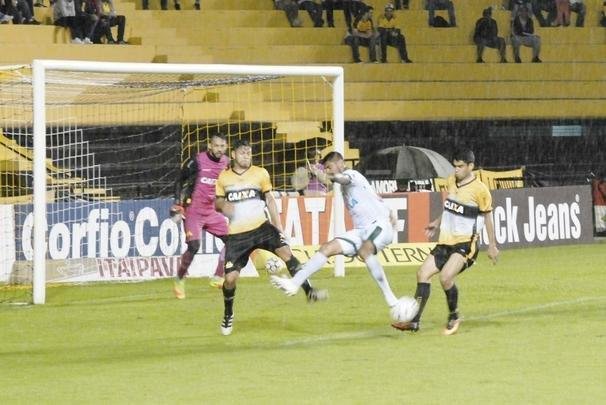 Fotos da vitria de virada do Amrica sobre o Cricima no Estdio Heriberto Hulse, em Cricima, pela Srie B