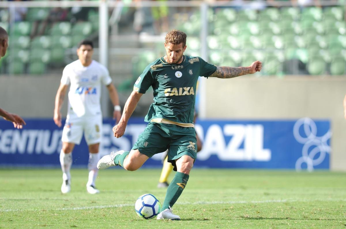 Rafael Moura marcou o primeiro gol do Coelho: limpou o zagueiro e tocou no canto de Vanderlei