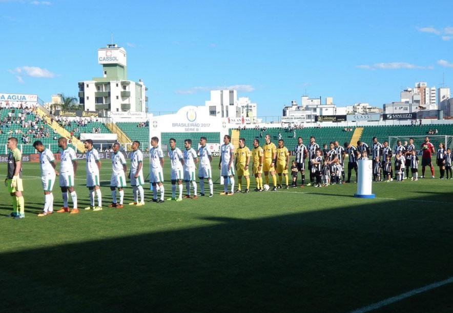 Imagens da partida realizada no estdio Orlando Scarpelli, em Florianpolis 