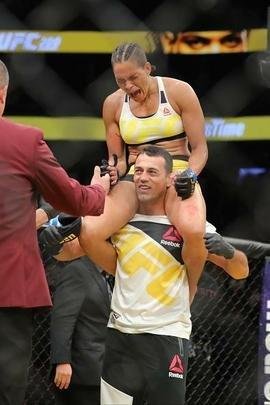 Fotos da grande vitória de Amanda Nunes pelo cinturão do UFC