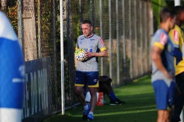 Depois de invaso de torcida organizada, jogadores trabalharam normalmente. Ded foi entregue  preparao fsica, assim como volante Marciel. Time enfrenta o Vitria na quarta-feira pela Copa do Brasil