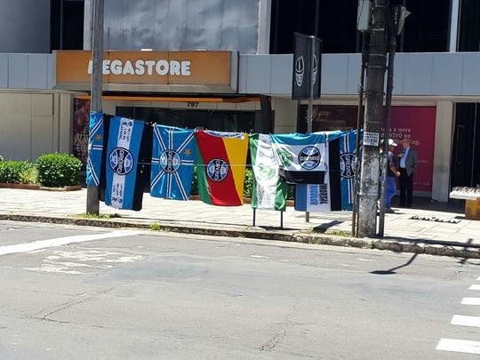 Ambulantes já fazem a 'festa' nas ruas de Porto Alegre com os seus produtos