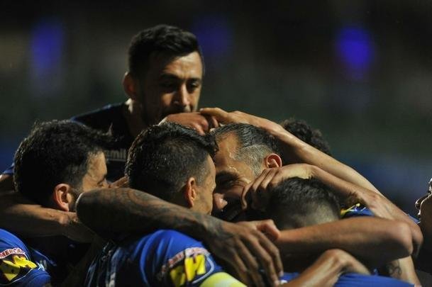 Com gols de Thiago Neves, Arrascaeta e Ded, Cruzeiro goleou a Chapecoense por 3 a 0