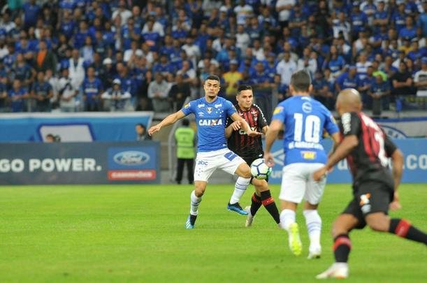 Lances do primeiro tempo da partida entre Cruzeiro e Atltico-PR, no Mineiro, pelas oitavas de final da Copa do Brasil