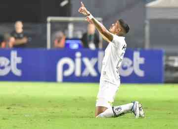 Lucas Barbosa marca o gol da vitória do Peixe sobre Dragão, na Vila Belmiro, pela 16ª rodada da Série A 