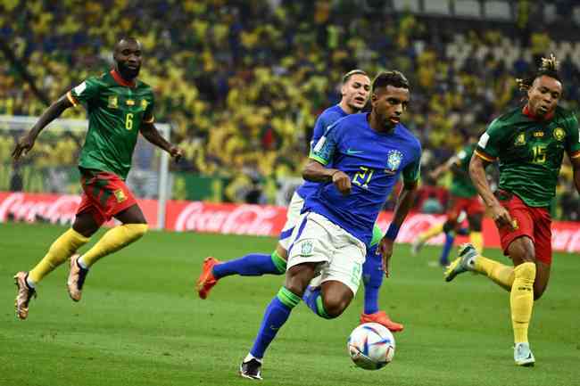 Rivais no Catar, Brasil e Camarões fizeram jogo emblemático para o