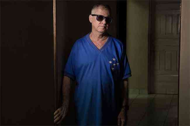 'Azul Escuro' conta a histria de Seu Lcio, torcedor do Cruzeiro, cego, que mora na Amaznia