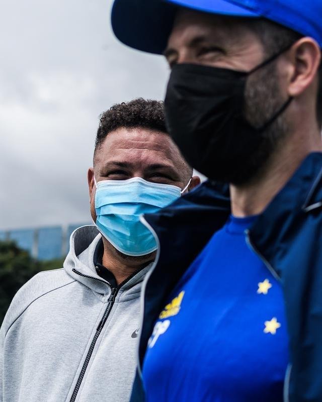 Em sua primeira visita  Toca da Raposa II, Ronaldo concedeu entrevista coletiva e teve contato com jogadores e comisso tcnica do Cruzeiro. Ele tambm se encontrou com scios da categoria Diamante.