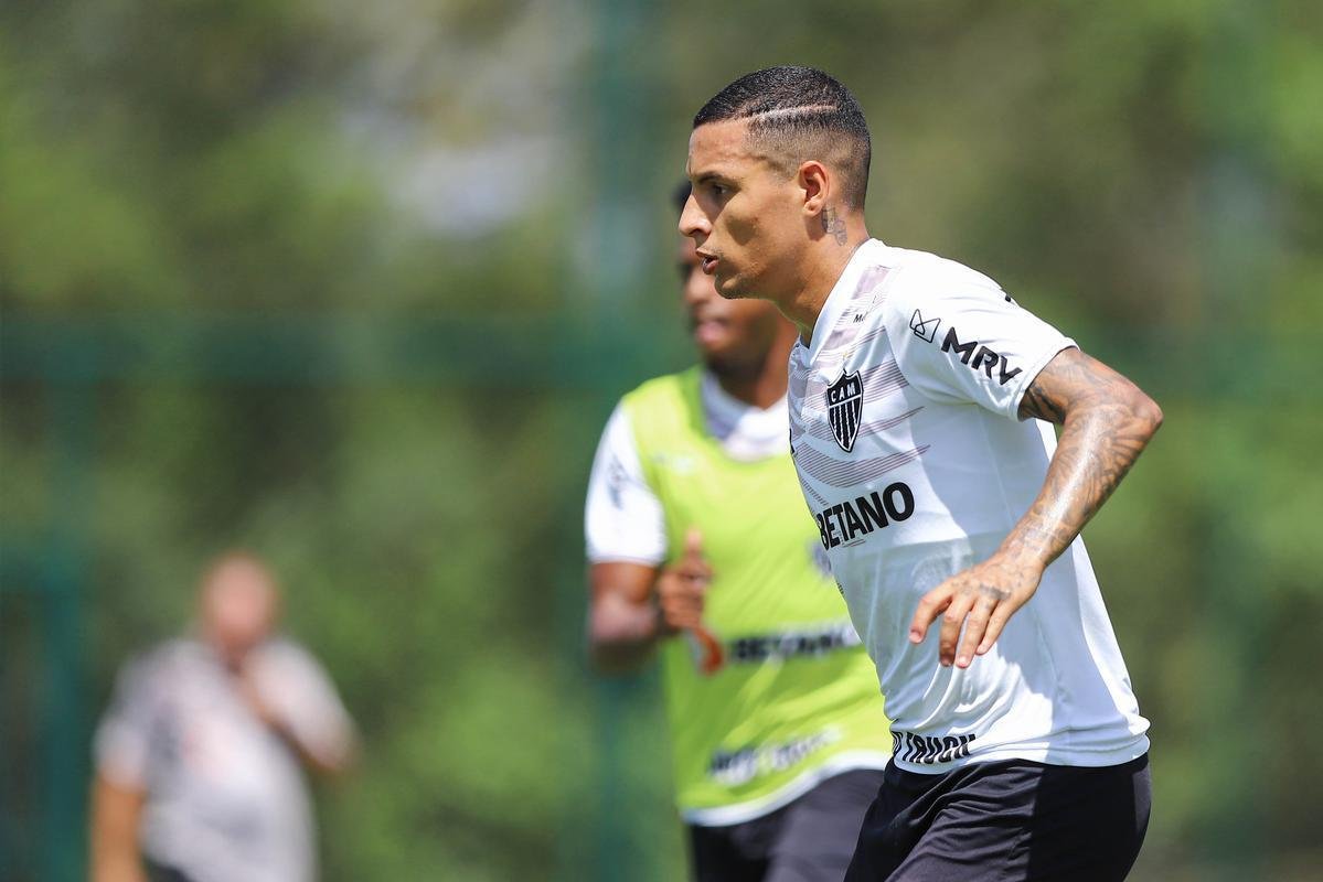 Treino do Atlético em campo. Jogadores fizeram atividade pela manhã no gramado. No período da tarde, trabalho foi na academia