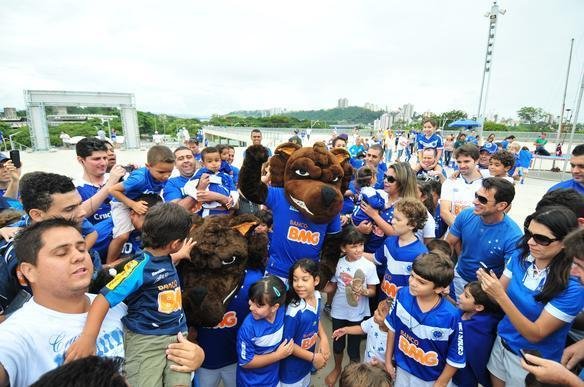 Crianas fazem a festa na esplanada Sul do Mineiro no aniversrio de 10 anos do Raposo; muitos brinquedos foram montados no local e houve at apresentao circense e de mgico