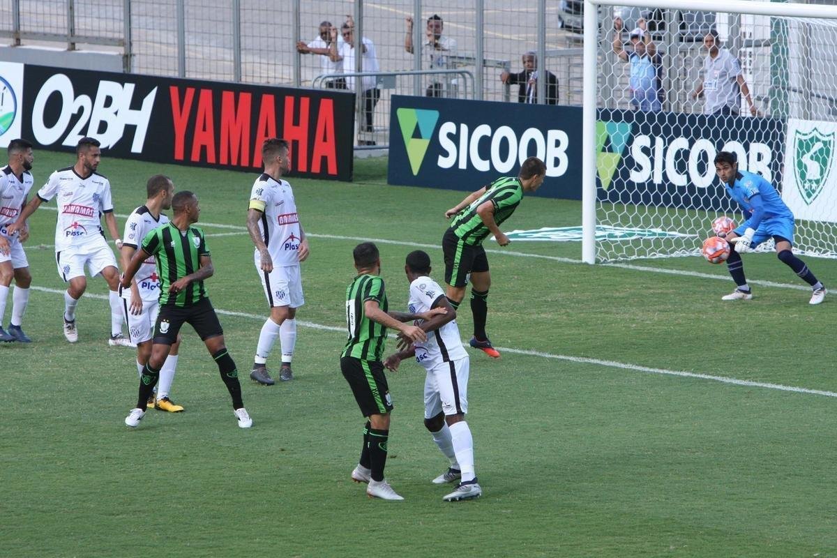 Lances da partida entre Amrica e Tupi. Coelho venceu no Independncia por 5 a 0
