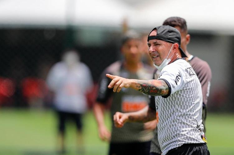 O tcnico Jorge Sampaoli, de 60 anos, recebeu o diagnstico positivo de COVID-19 em 16 de novembro de 2020, mesmo dia em que realizou os exames na Cidade do Galo