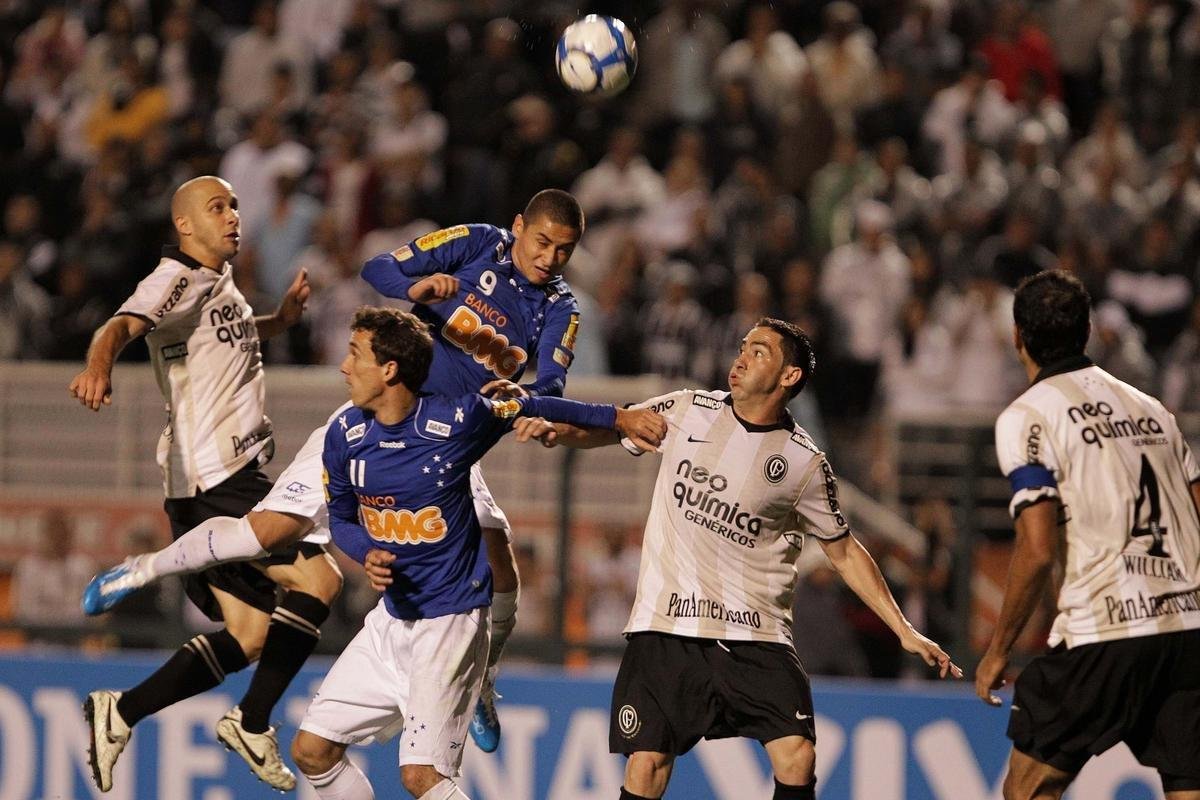 Corinthians x Cruzeiro: fotos do jogo no Pacaembu, em So Paulo, pela 35 rodada do Campeonato Brasileiro de 2010