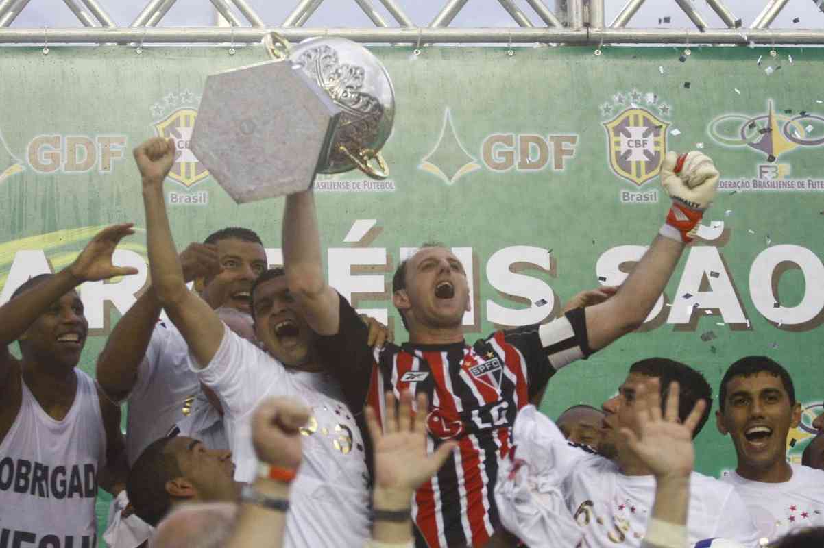 São Paulo fez 42 pontos no segundo turno e terminou com três de vantagem para o Grêmio, conquistando o terceiro título consecutivo no Campeonato Brasileiro