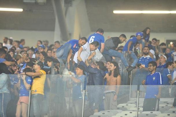 Sinalizadores, rojes, ira e xingamentos: a reao da torcida celeste com a derrota no Mineiro