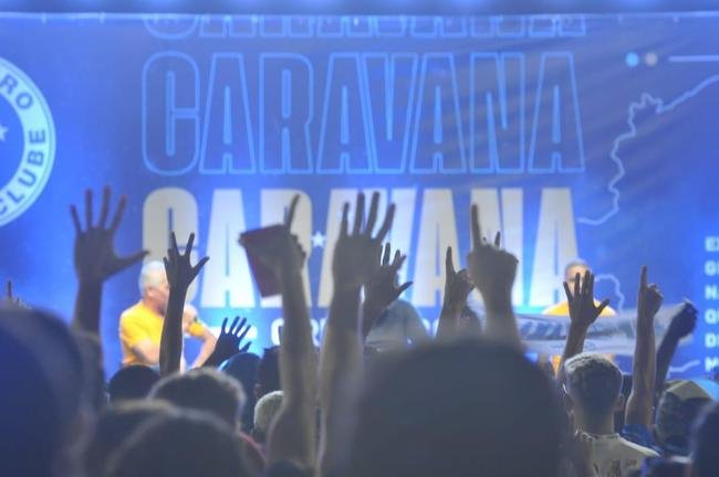 Nonato e Leandro, ex-laterais do clube, durante papo com o pblico de Conselheiro Lafaiete na Caravana do Cruzeiro