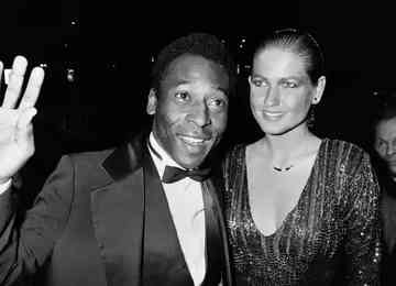 Os dois se conheceram em um ensaio fotográfico, quando Xuxa tinha apenas 17 anos, sem que Pelé, 23 anos mais velho, escondesse seu interesse imediato