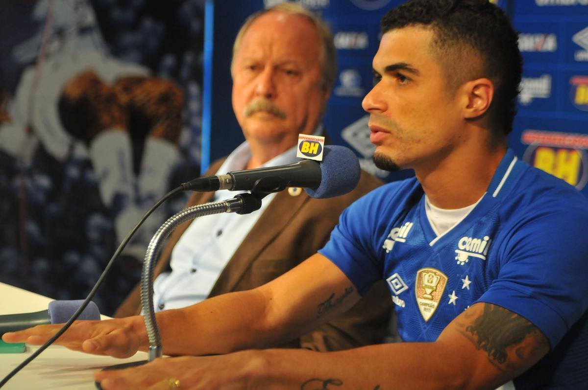 Cruzeiro apresentou o lateral-esquerdo Egdio como novo reforo para a temporada 2018
