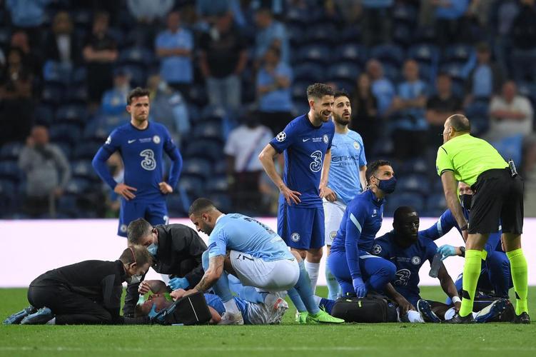 Imagens da grande decisão entre Manchester City e Chelsea no Estádio do Dragão
