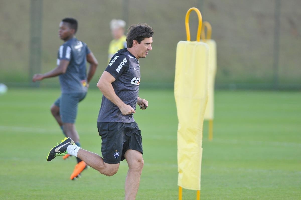 Elenco atleticano fez trabalho ttico orientado por Larghi antes de jogo-treino contra o Coimbra