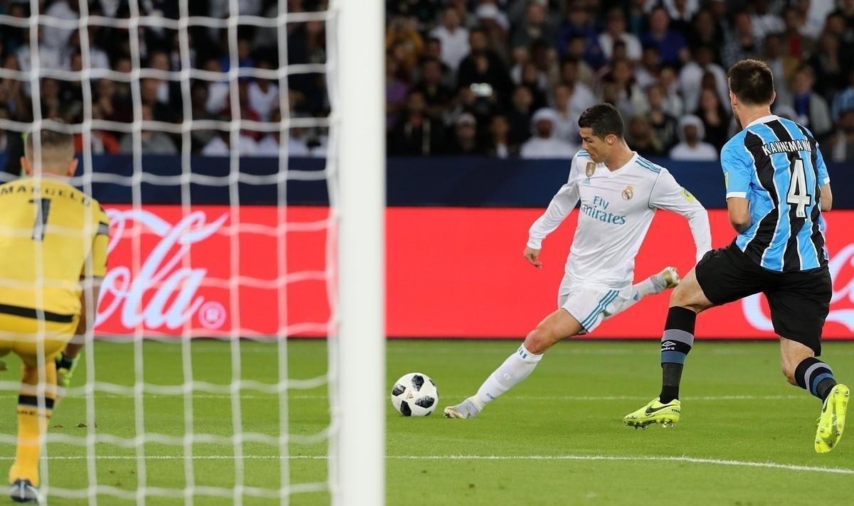 Cristiano Ronaldo marcou gol do Real de falta e deu ttulo mundial ao clube espanhol