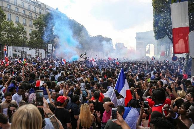 Torcedores franceses tomaram principais pontos tur�sticos e avenidas de Paris para celebrar o bi mundial
