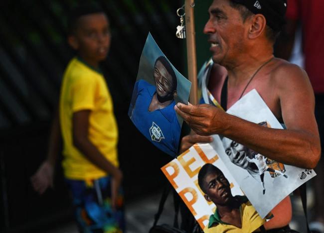 Os últimos momentos do velório de Pelé, na Vila Belmiro, estádio do Santos.