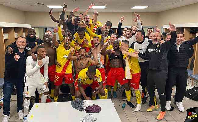 Jogadores do Lens comemoram vitria sobre o rival Lille pela Ligue 1