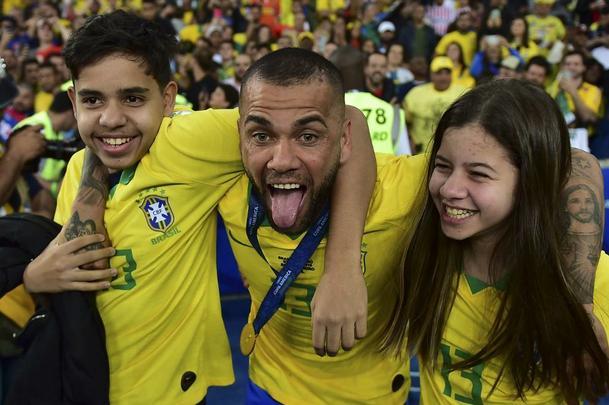 Seleção Brasileira derrota Peru por 3 a 1, conquista Copa América e ergue a taça no Maracanã; veja as fotos da festa do Brasil