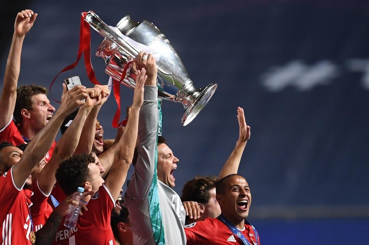 Bayern conquistou o hexa da Liga dos Campeões da Europa ao vencer o PSG por 1 a 0, neste domingo, no Estádio da Luz, em Lisboa. Coman marcou o gol do título alemão. Capitão Neuer ergue a taça junto aos seus companheiros.