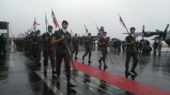 Honras militares na chegada das vítimas ao Aeroporto de Chapecó. Presidente Michel Temer esteve presente