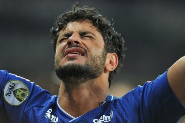 Depois da vitria por 5 a 3 nos pnaltis, que teve Fbio como heri, jogadores e comisso tcnica comemoraram muito no gramado do Mineiro. Capito Henrique ergueu a taa do penta no Gigante