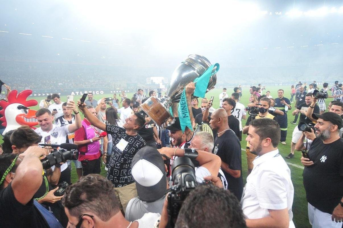 Festa do Atltico no Mineiro pela conquista do tricampeonato mineiro. Galo derrotou o Cruzeiro por 3 a 1 na final nica do estadual. Gols foram de Hulk (2) e Nacho