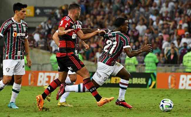 Los jugadores de Flamengo y Fluminense se disputan el balón durante la cl