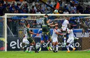 Imagens do jogo entre Cruzeiro e Chapecoense, pelas oitavas de final da Copa do Brasil, no Mineiro (Crdito: Ramon Lisboa/EM/D.A. Press)