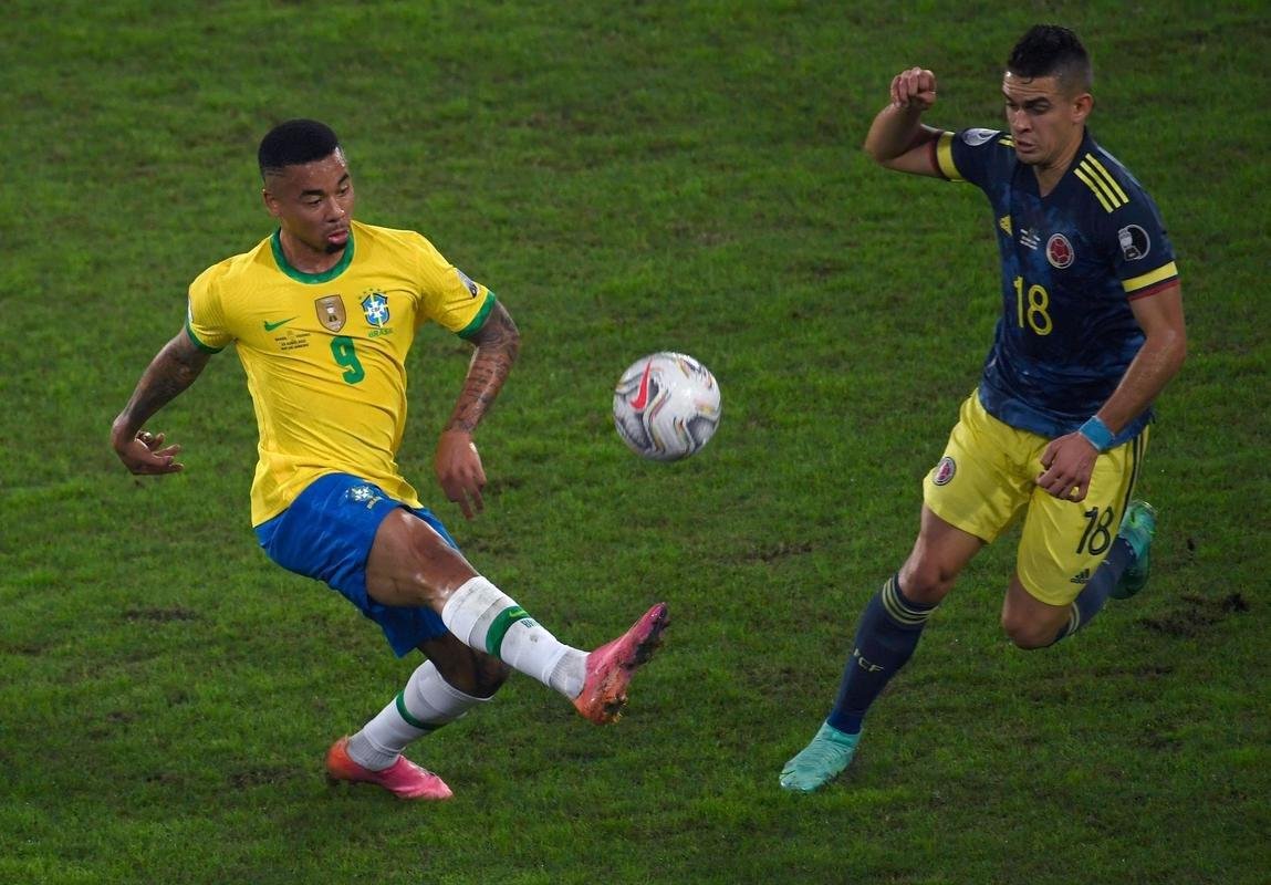 Brasil e Colmbia se enfrentaram no Estdio Nilton Santos, pelo Grupo B da Copa Amrica