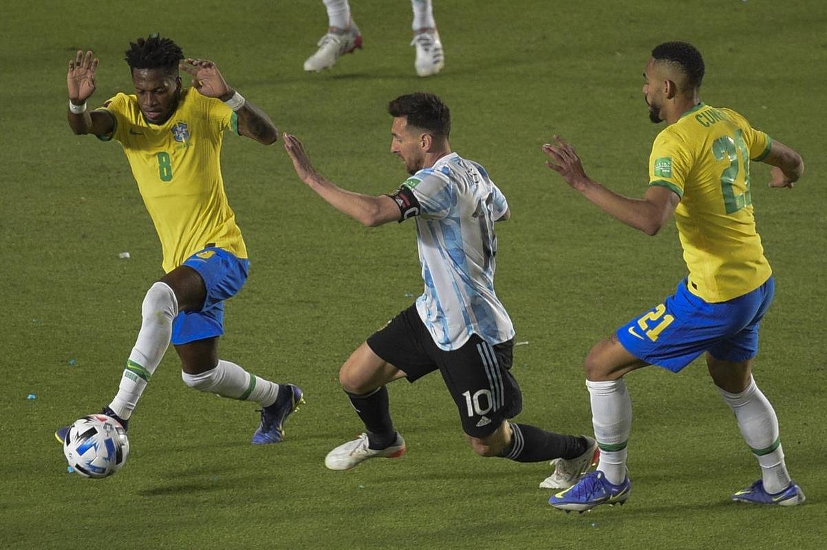 Sem Neymar, Brasil encarou a Argentina em clssco agitado pelas Eliminatrias