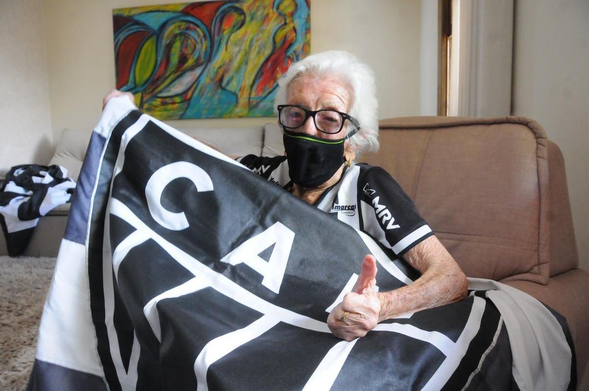 Ana C�ndida de Oliveira Marques, a Vov� do Galo, de 101 anos, ao lado da filha, Maria Aparecida, e dos netos Marcelo e Sabrina