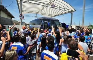 Torcida faz festa em aeroporto para receber o tricampe�o Brasileiro