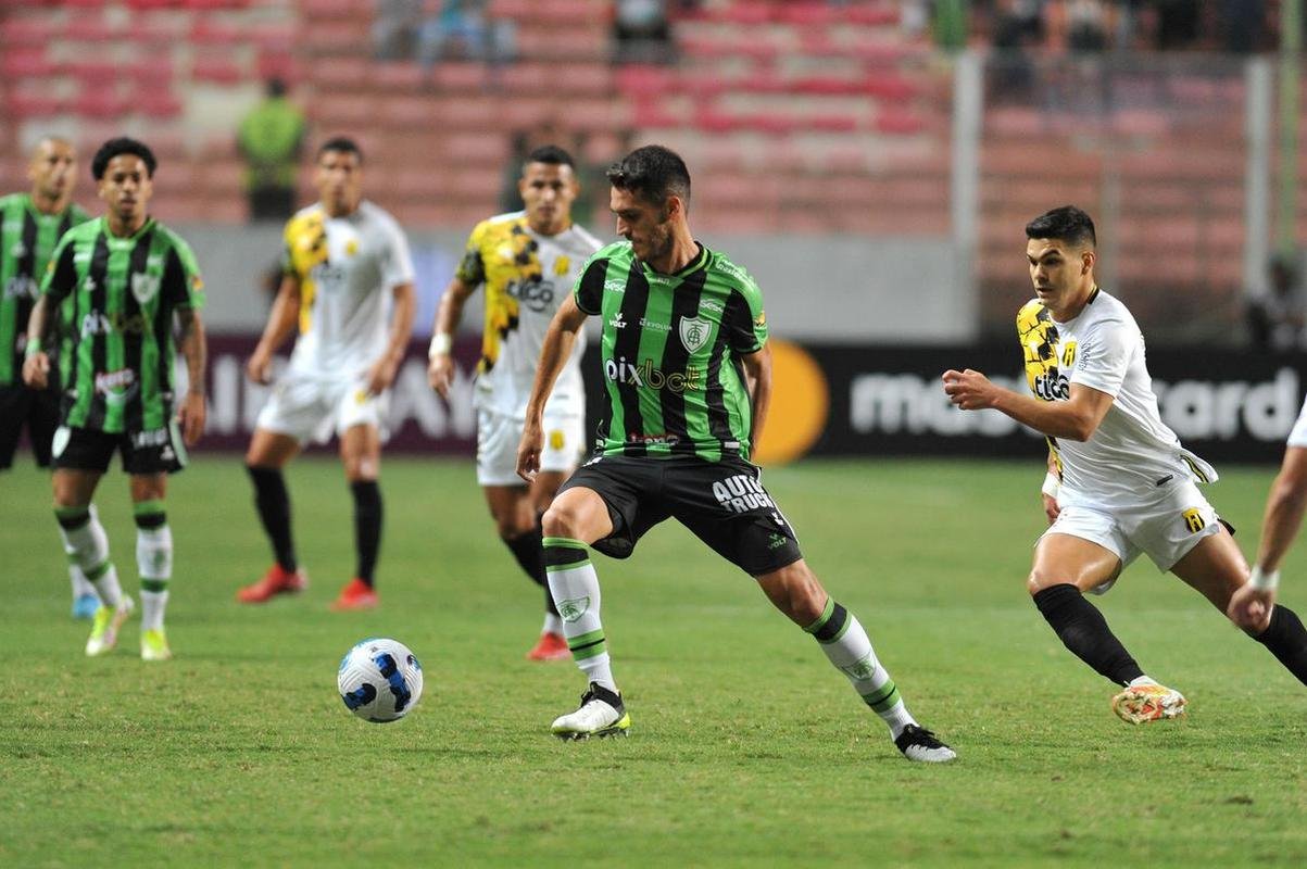 Fotos do jogo entre Amrica e Guaran do Paraguai, no Independncia, em BH, pela segunda fase da Copa Libertadores