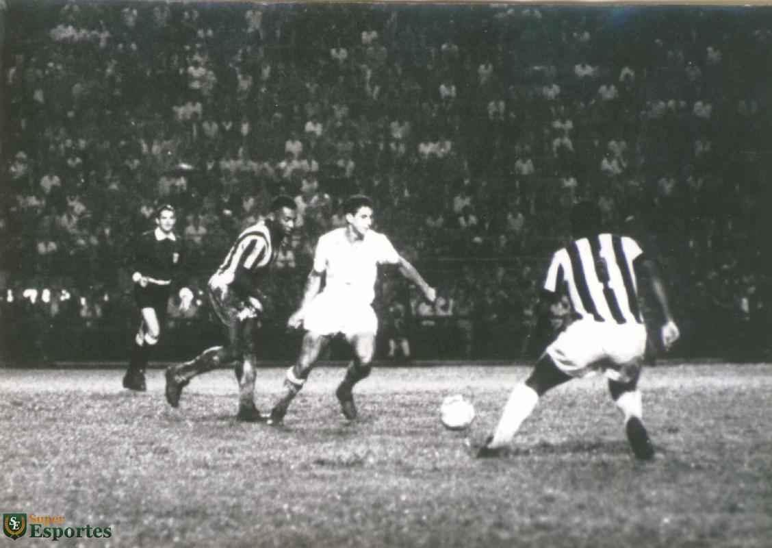 Na final da Taça Brasil, no Pacaembu, Cruzeiro voltou a derrotar o Santos, dessa vez por 3 a 2 com gols de Tostão, Dirceu Lopes e Natal. Pelé e Toninho descontaram para o Peixe